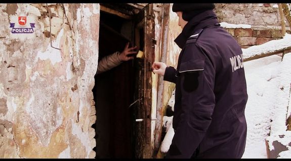 policjant sprawdza miejsce w którym przebywa osoba w kryzysie bezdomności