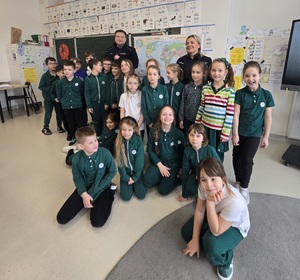 wspólne zdjęcie policjantów oraz uczniów