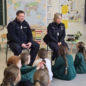 policjanci rozmawiają z dziećmi