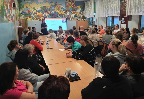 policjantka podczas pogadanki