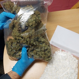 susz roślinny w worku foliowym trzymany w dłoniach. Poniżej drugi worek w białą substancją