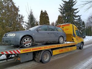 zatrzymany samochód stoi na lawecie