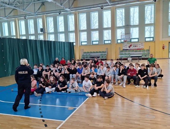 policjantka rozmawia z z dziećmi podczas pogadanki