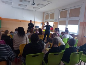 policjanci rozmawiają z dziećmi i młodzieżą