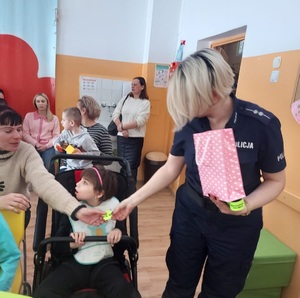 policjantka przekazuje dzieciom odblaski