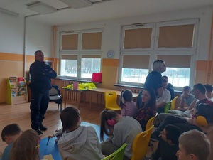 policjanci rozmawiają z uczniami