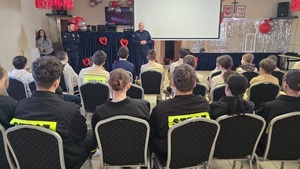 policjanci rozmawiali z uczestnikami spotkania