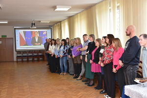 pracownicy stoją podczas uroczystości