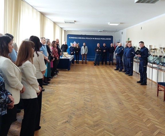 zdjęcie grupowe. Komendant odczytuje list okolicznościowy