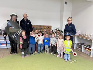 zdjęcie grupowe dzieci i policjantów