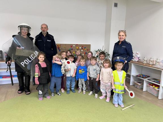 zdjęcie grupowe dzieci i policjantów