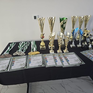 dyplomy i puchary na stole