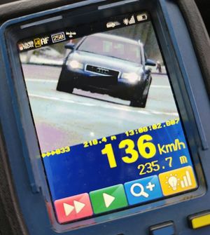 zdjęcie rejestratora z widocznym pomiarem i samochodem, który przekroczył prędkość.