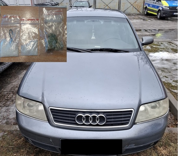 samochód oraz wklejone zdjęcie woreczków z narkotykami.