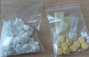 woreczki foliowe z białym proszkiem oraz tabletki.