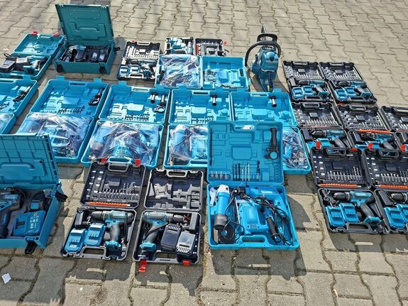 elektronarzędzia leżące na chodniku