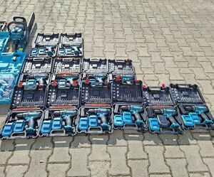 elektronarzędzia leżące na chodniku