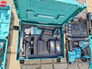 otwarte walizki z elektronarzędziami