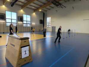 Funkcjonariusz pokonujący tor przeszkód na sali gimnastycznej