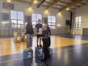 Funkcjonariusz Policji wręczający dyplom