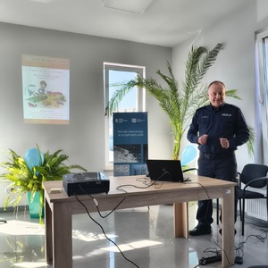 policjant podczas prelekcji