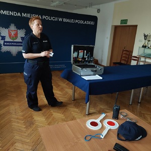 policjantka podczas prelekcji