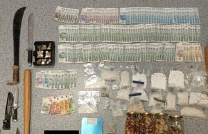 zabezpieczone pieniądze, narkotyki, wagi, telefony oraz noże i pałka