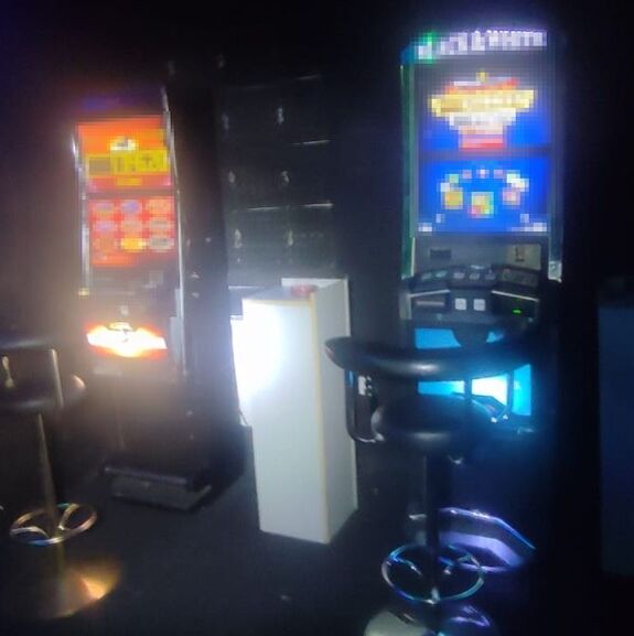 dwa stanowiska z automatami do gier