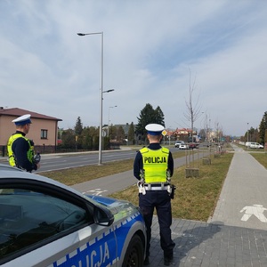 policjanci monitorujący rejon przejścia dla pieszych