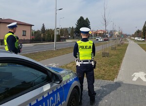 policjanci monitorujący rejon przejścia dla pieszych