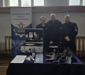 wspólne zdjęcie policjantów przy stoisku