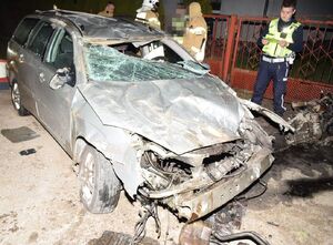 policjanci  i strażacy wykonują czynności przy uszkodzonym samochodzie