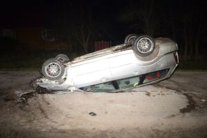 samochód leży na dachu