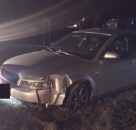 uszkodzony samochód stoi na wysepce ronda