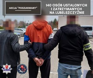 Policjanci prowadzą zatrzymanego mężczyznę. Obok napis 140 osób ustalonych i zatrzymanych na Lubelszczyźnie.