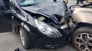 Czołowe zderzenie dwóch aut, które są uszkodzone