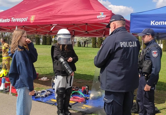 policjanci pokazują elementy umundurowania