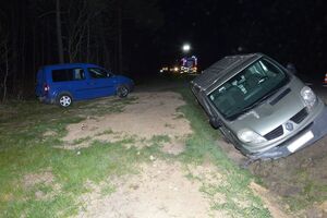 uszkodzone samochody stoją poza droga. Renault znajduje się częściowo w rowie