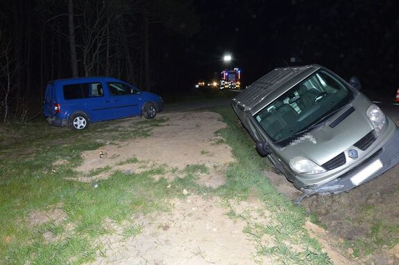 uszkodzone samochody stoją poza droga. Renault znajduje się częściowo w rowie