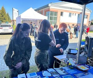 policjantka prezentuje uczniom sposób zabezpieczania odbitek linii papilarnych