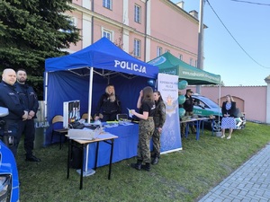 policjanci przy namiocie
