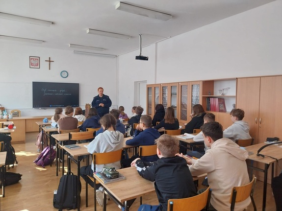 policjantka podczas pogadanki z dziećmi