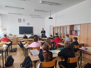 policjantka podczas rozmowy z dziećmi