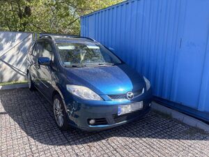samochód osobowy marki Mazda stojący na parkingu