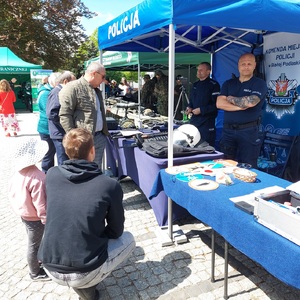 policjanci rozmawiają z osobami odwiedzającymi stoisko