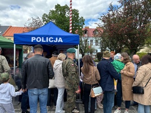 osoby odwiedzające policyjne stoisko
