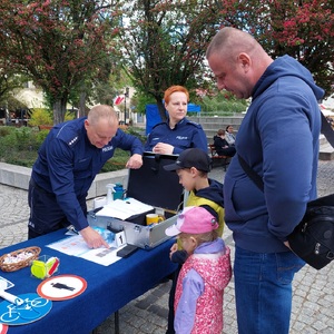 policjanci podczas pracy na stoisku