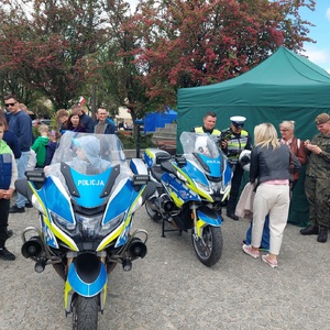motocykle i policjanci