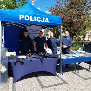 policjanci pod namiotem