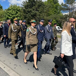 uczestnicy uroczystości idą w pochodzie